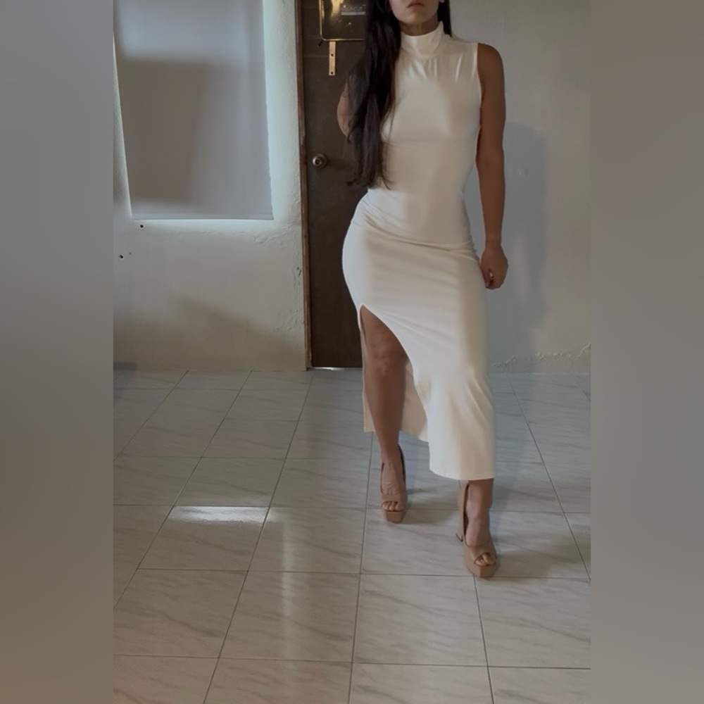 🆕White Backless Cross-Strap Maxi Dress - Picture 4 of 15